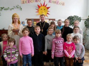Иерей Алексий Болтушенков и дети из храмовой воскресной школы