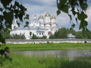 Болдин монастырь из-за озера