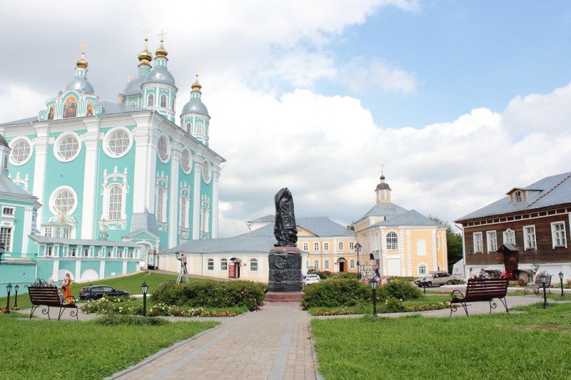 Памятник у Успенский собора Смоленск