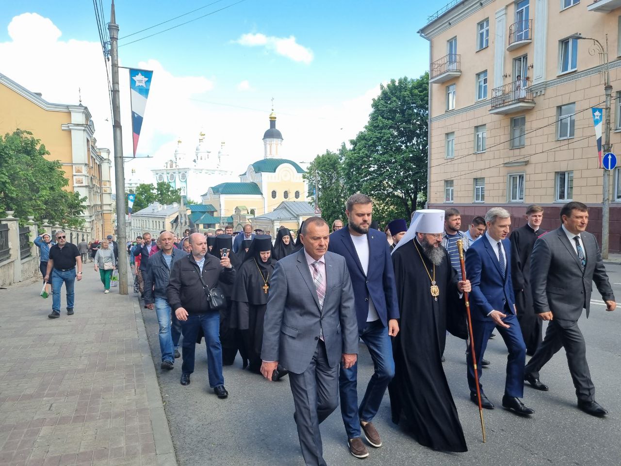 Торжественный общегородской Крестный ход к мемориальной доске в честь  святых равноапостольных Мефодия и Кирилла | 24.05.2023 | Смоленск -  БезФормата