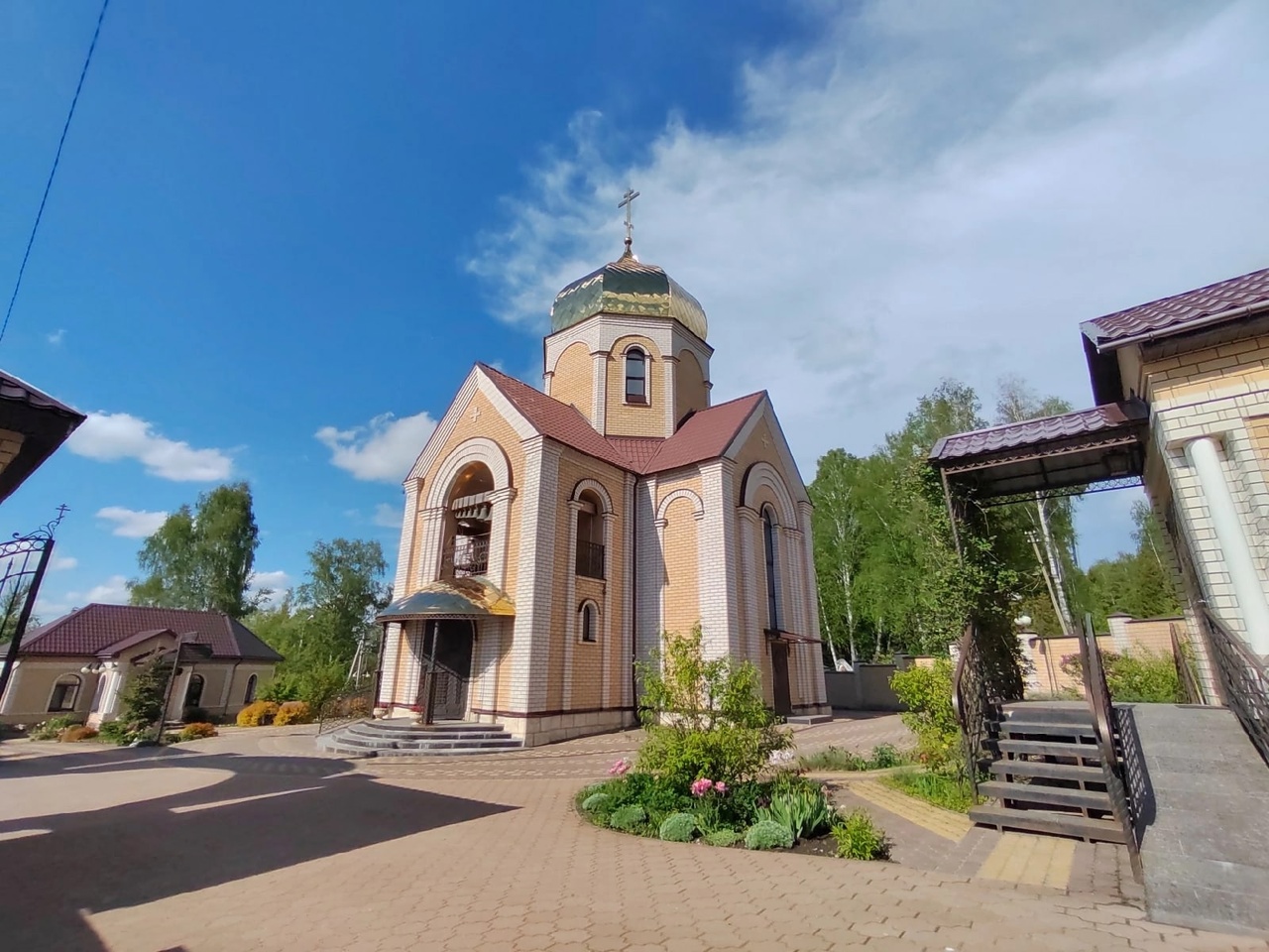 Святые смоленска. Храм часовня собора смоленских святых Смоленск. Церковь Смоленской иконы Божией матери Москва. Церковь Святой Троицы Ижевск иконы. Архиепархия Божией матери в Москве.